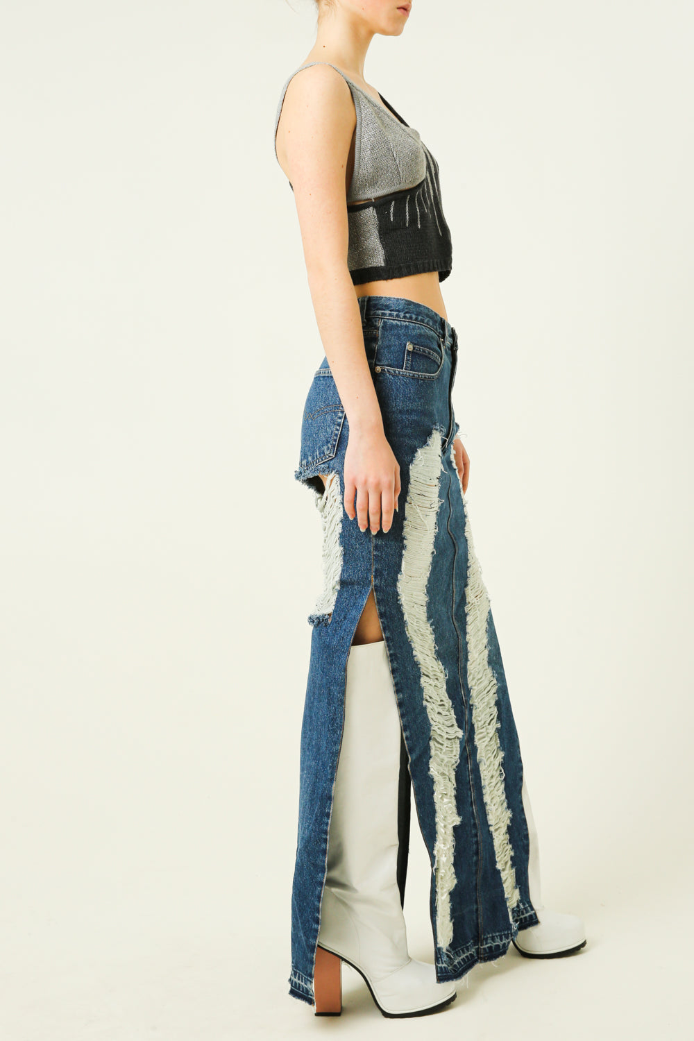 Denim skirt with cut side seams